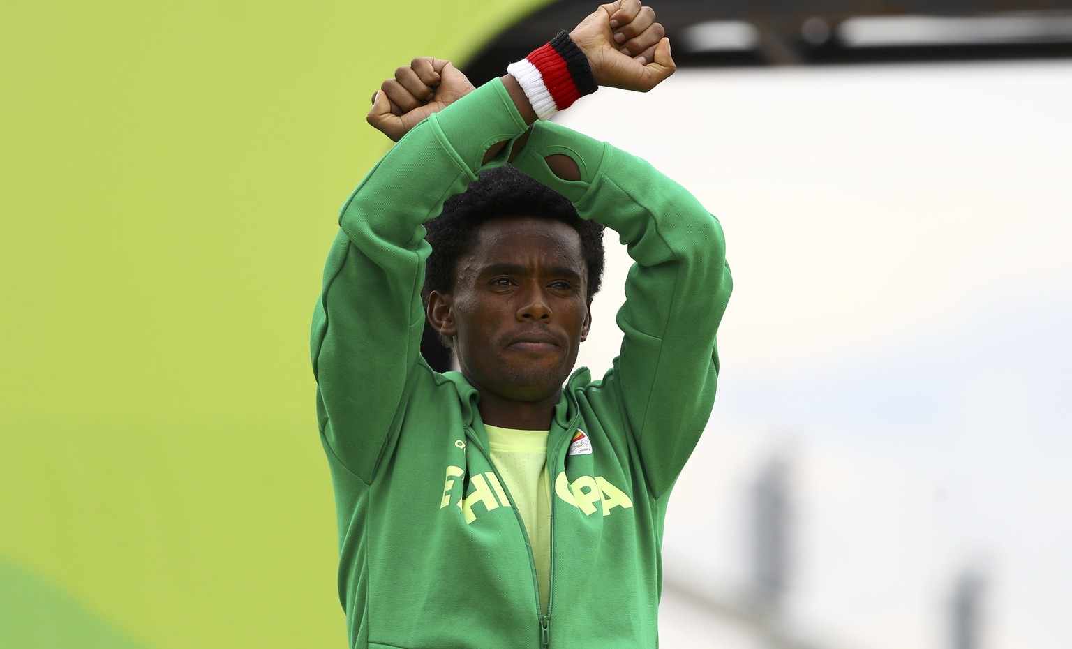 2016 Rio Olympics - Athletics - Final - Men&#039;s Marathon - Sambodromo - Rio de Janeiro, Brazil - 21/08/2016. Feyisa Lilesa (ETH) of Ethiopia celebrates. REUTERS/Lucy Nicholson FOR EDITORIAL USE ONL ...