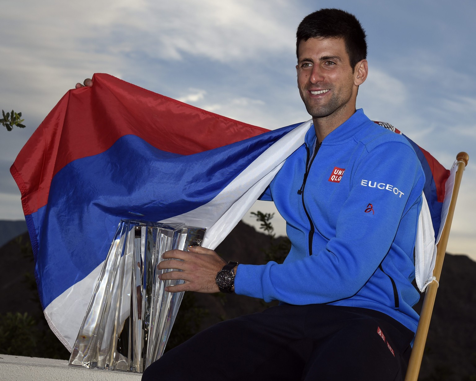 Novak Djokovic posiert wie schon letztes Jahr mit dem Siegerpokal von Indian Wells.&nbsp;