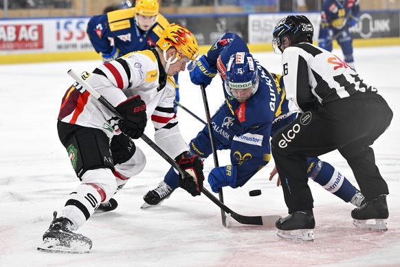 Nachrichten Linkding Der Lausanner PostFinance Top Scorer Antti Suomela beim Bully gegen den Davoser Simon Ryfors, rechts, im Eishockey-Qualifikationsspiel der National League (NL) zwischen dem HC Davos und dem Lausanne H ...