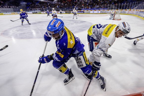 Nachrichten Linkding EHC Kloten Stuermer Daniel Audette gegen HC Ambri-Piotta Stuermer Diego Kostner waehrend dem Eishockey-Meisterschaftsspiel der National League zwischen den Teams EHC Kloten und HC Ambri-Piotta am Sams ...