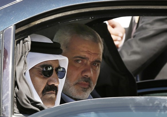 Der katarische Emir Hamad bin Khalifa al-Thani mit Hamas-Premier&nbsp;Ismail Haniyeh im Gazastreifen (23.10.2012)
