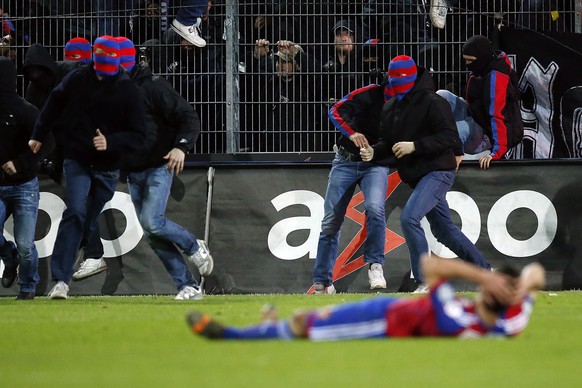 Maskierte Fans überrennen das Feld im Stadion Brügglifeld in Aarau.