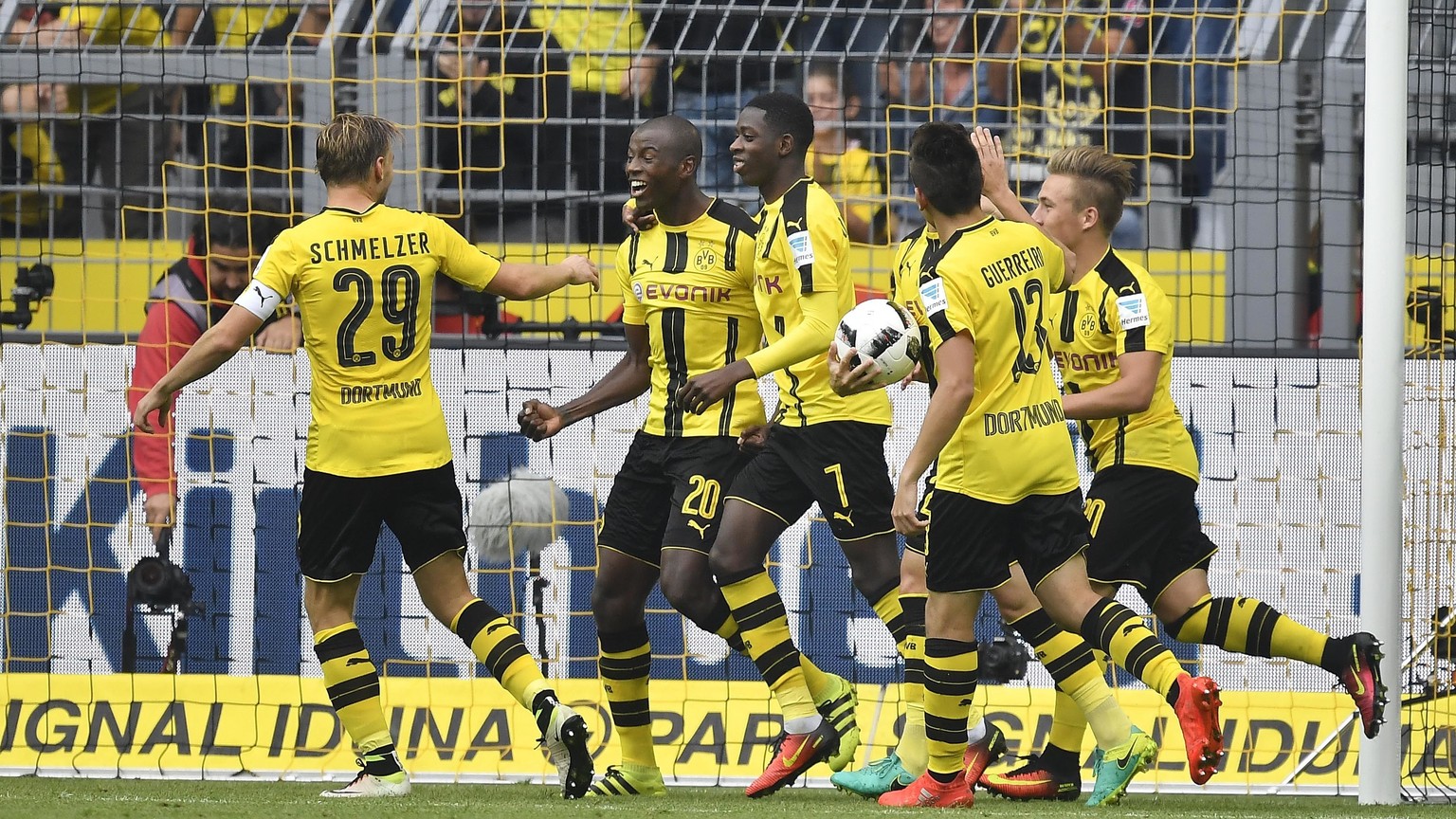 Dortmund&#039;s Adrian Ramos, 2nd left, celebrates after scoring during the German Bundesliga soccer match between Borussia Dortmund and SV Darmstadt in Dortmund, Germany, Saturday, Sept. 17, 2016. (A ...
