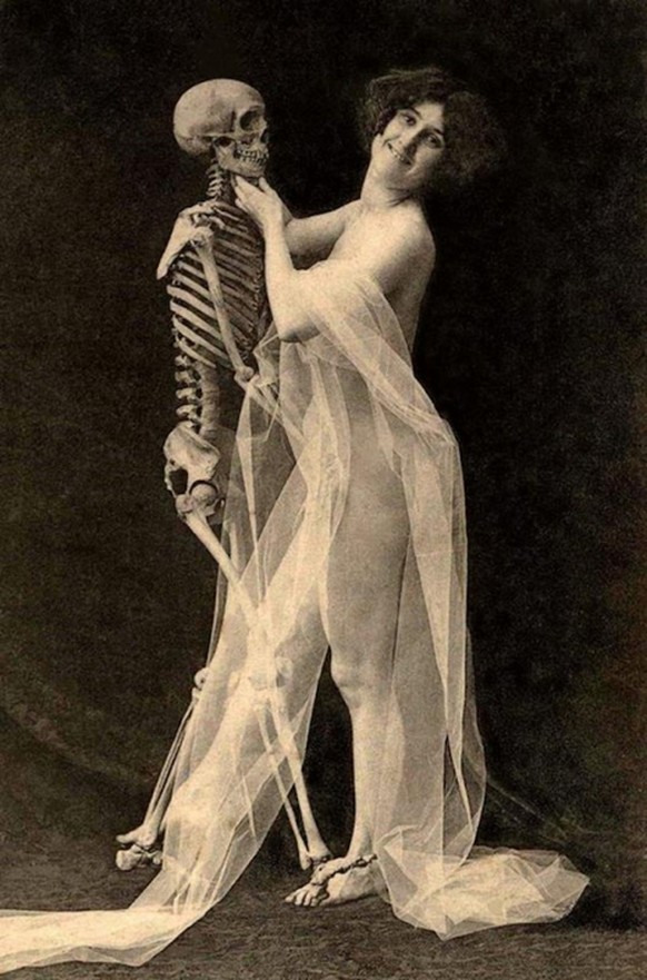 sex and death viktorianische aktfotografie skelett nackt http://sobadsogood.com/2017/09/17/apparently-skeleton-erotica-used-be-thing-victorian-age/