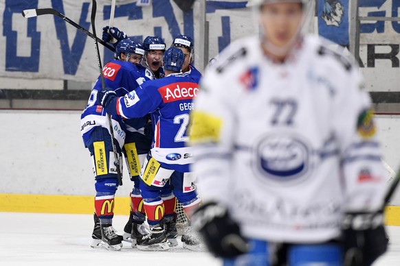 Die GCK Spieler von links, Dominik Diem, Jari Allevi, Marc Geiger und Jerome Bachofner, jubeln nach dem Tor zum 3:1 im Eishockey Sechzehntelfinal Cupspiel zwischen den GCK Lions und dem HC Ambri Piott ...