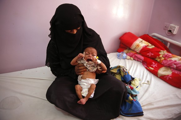 Eine Mutter mit ihrem Kind in einem Hospital in Sanaa.