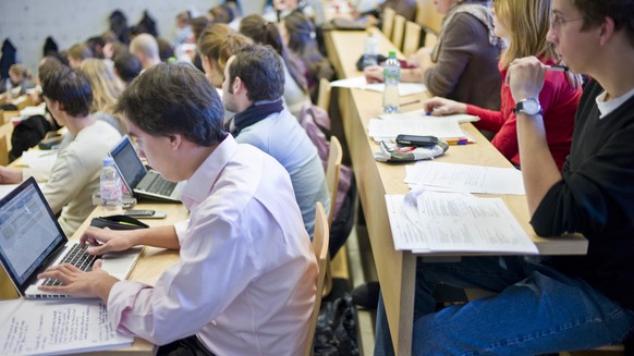 Students follow a presentation during a course on &quot;Intercultural Management&quot; at the economics and social sciences faculty, pictured on December 9, 2009 at the University of Fribourg in Switz ...