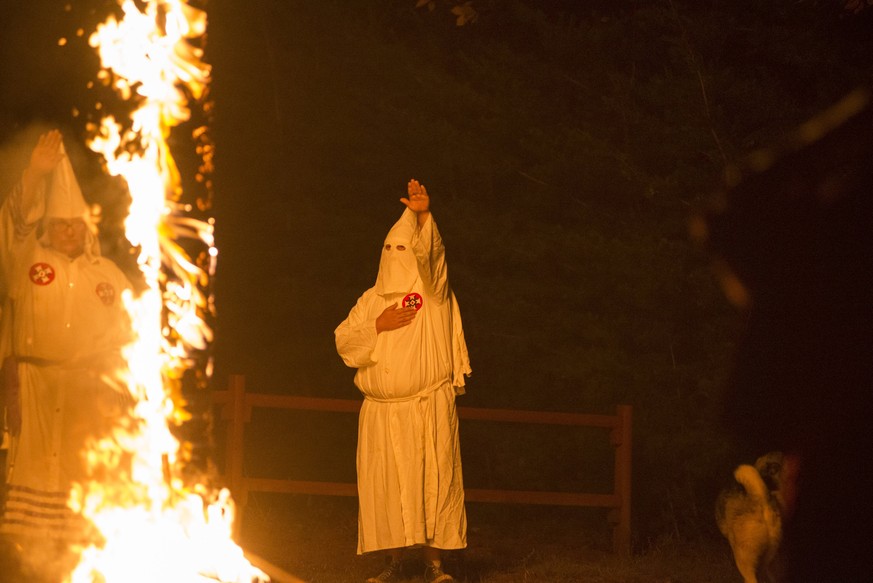 Feuerkreuz und Hitlergruss: Ein Klan-Treffen im Oktober 2014 in Virginia.&nbsp;