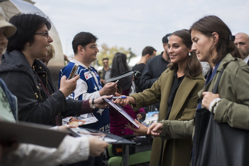 epa06234496 Swedish actress Alicia Vikander (2-R) gives autographs at the 13th Zurich Film Festival (ZFF) in Zurich, Switzerland, 29 September 2017. The festival runs from 28 September to 08 October 2 ...