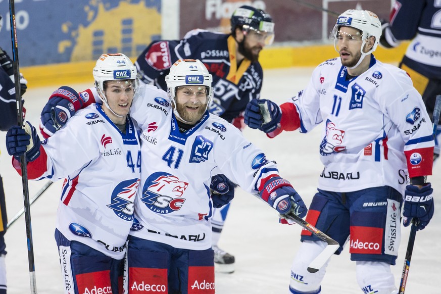 Die Zuercher Pius Suter, Patrick Thoresen und Mattias Sjoegren, von links, freuen sich ueber das erste Tor, waehrend dem Eishockey-Qualifikationsspiel der National League A zwischen dem EV Zug und den ...