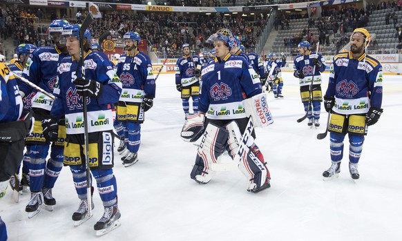 Biels Spieler mit Goalie Jonas Hiller, mitte, und Topscorer Robbie Earl, rechts, verlassen das Spielfeld nach der Niederlage im Meisterschaftsspiel in der NLA zwischen dem EHC Biel und den SCL Tigers, ...