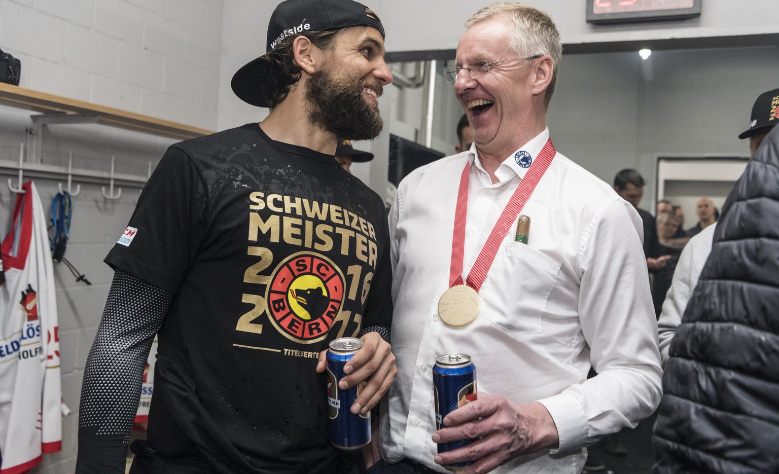 Der Berner Thomas Ruefenacht, links, feiert in der Garderobe mit SC Bern Cheftrainer Kari Jalonen als Eishockey Schweizermeister nach dem sechsten Eishockey Playoff-Finalspiel der National League A zw ...