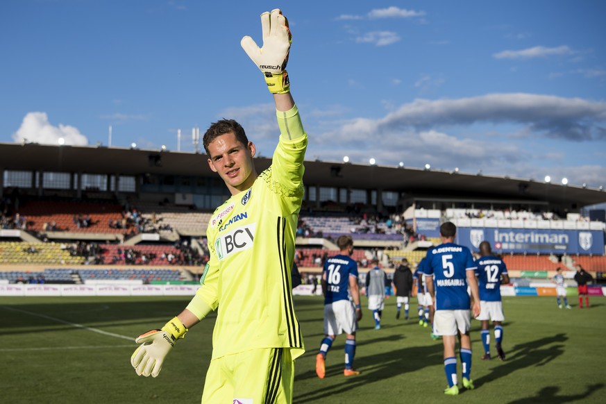 Le gardien lausannois Thomas Castella, remercie les supporters lors de la rencontre de football de Super League entre le FC Lausanne-Sport, LS, et le FC Thun ce samedi 20 mai 2017 au stade olympique d ...