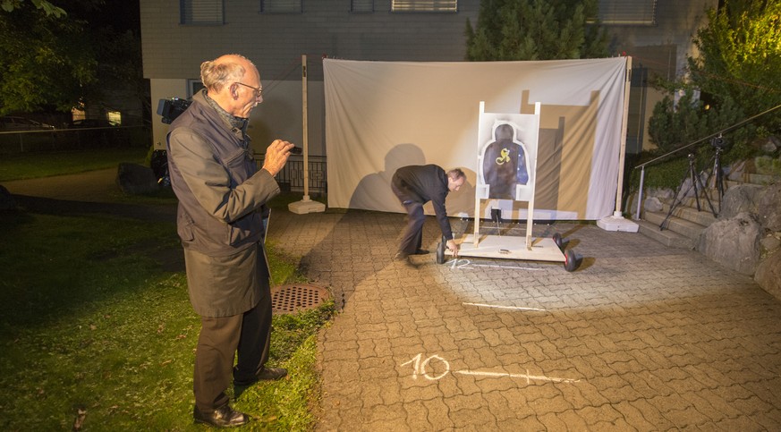 Experten des Forensischen Instituts Zürich bei der Schussrekonstruktion im Fall Ignaz Walker, am 28. September 2015 in Erstfeld.