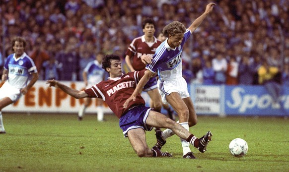 Peter Nadig from Lucerne, right, and a Servette player, pictured in the background is Lucien Favre. The FC Lucerne wins the Swiss National League Group A match against the FC Servette Geneva at 1:0 an ...