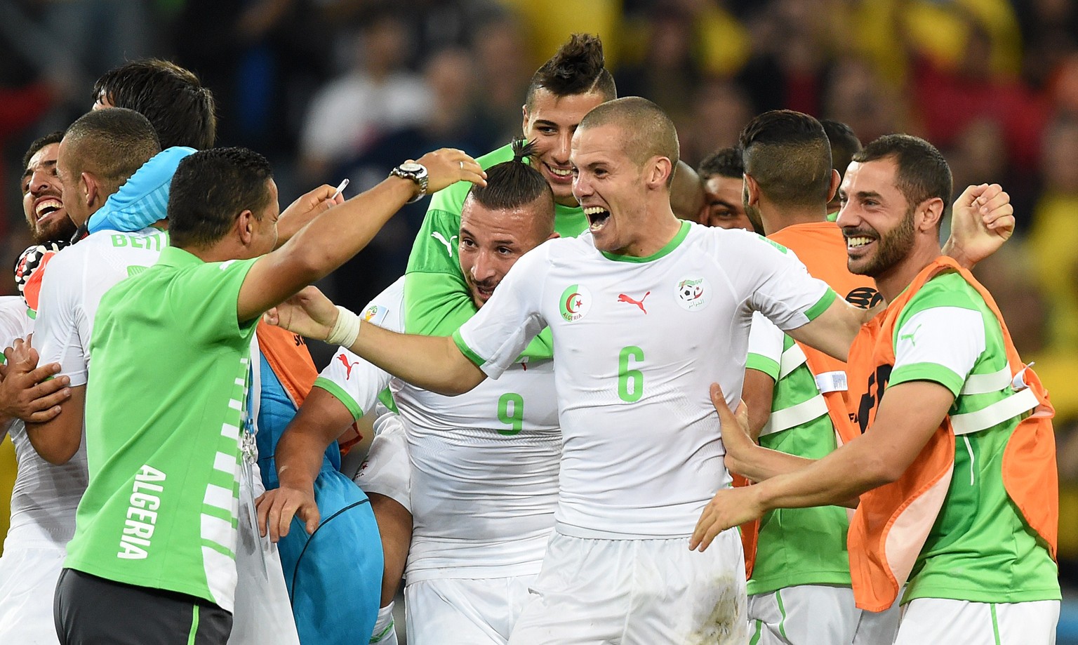 Die Freude ist zurück: Djamel Mesbah feiert mit Teamkollegen den Einzug in den Achtelfinal.&nbsp;