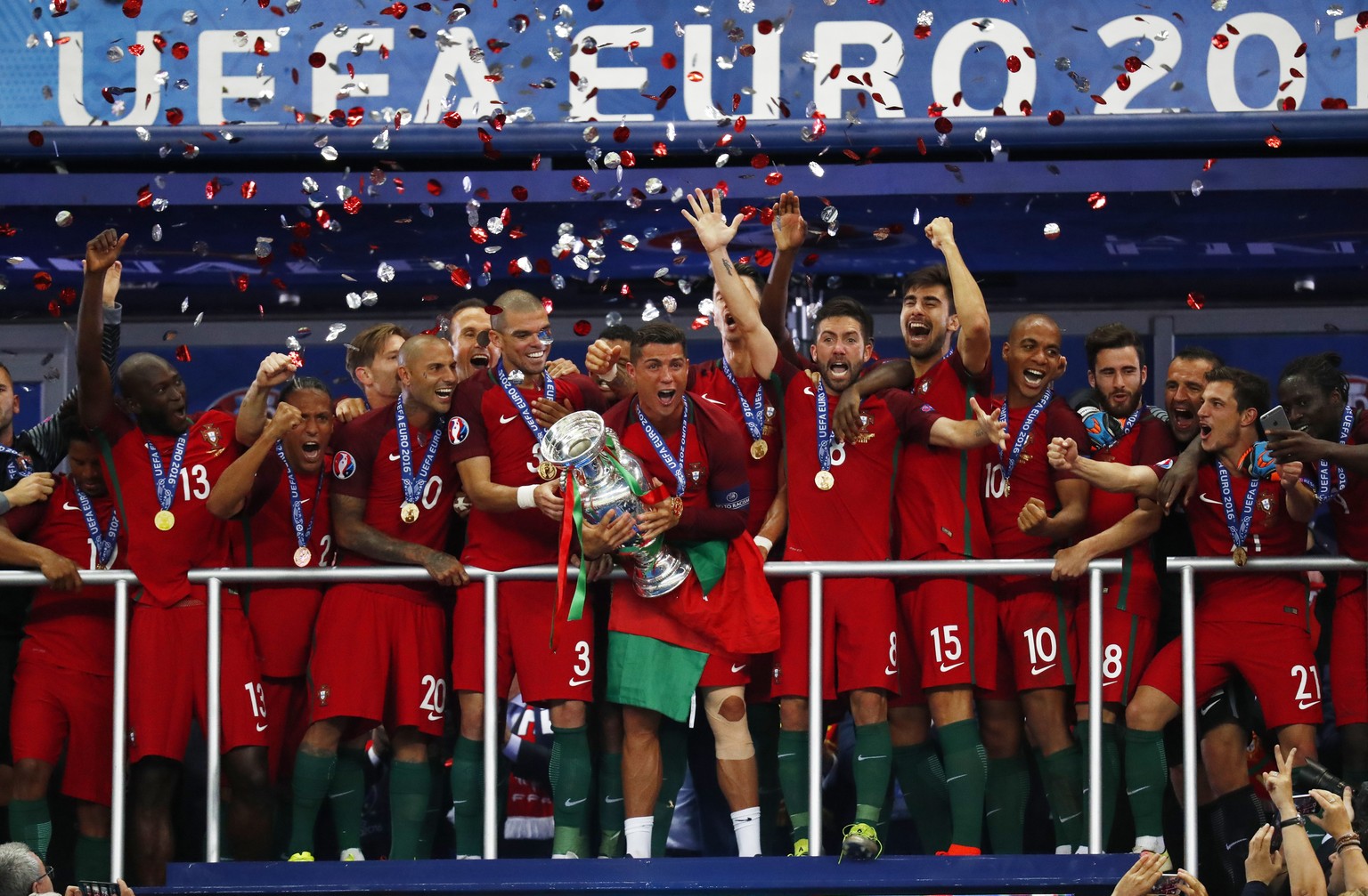 Endlich ein grosser Pokal mit Portugal! Cristiano Ronaldo (Mitte) mit der Coupe Henry-Delaunay (und lädiertem Knie).