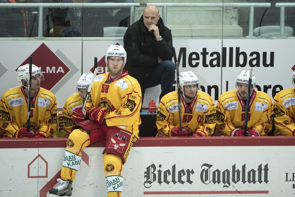 ARCHIV --- ZUM TRAINERWECHSEL BEI LANGNAU STELLEN WIR IHNEN FOLGENDES BILD ZUR VERFUEGUNG --- Tigers Benoit Laporte Head Coach nach dem dritten Gegentor und seine Spieler waehrend dem Meisterschaftssp ...