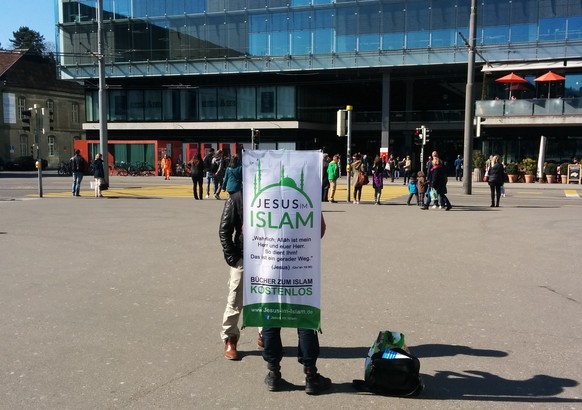 Ein Mitglied des Salafisten-Netzwerks «Jesus im Islam» auf dem Berner Bahnhofplatz (08.04.2015).