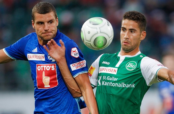 Der Luzerner Pascal Schuerpf, links, im Kampf um den Ball gegen den St. Galler Nassim Ben Khalifa, rechts, aufgenommen am Mittwoch, 9. August 2017, beim Fussball Super-League Spiel zwischen dem FC St. ...