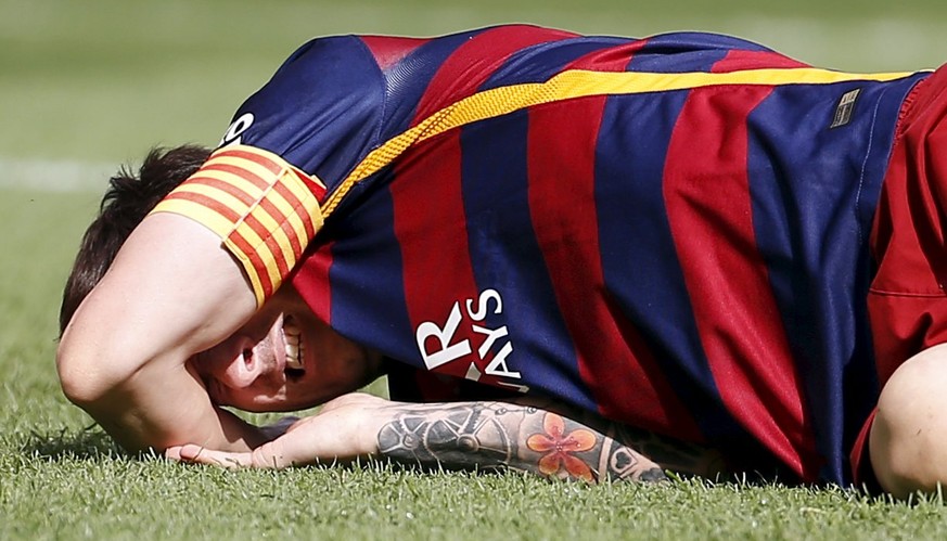 Das tut jedem Fussballfan weh: Zauberer Messi am Boden.