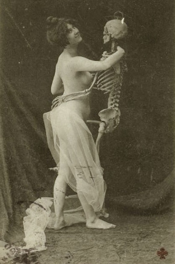 sex and death viktorianische aktfotografie skelett nackt http://sobadsogood.com/2017/09/17/apparently-skeleton-erotica-used-be-thing-victorian-age/