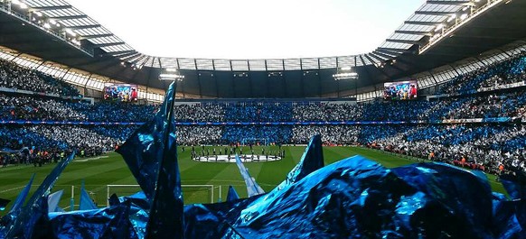 ... und der noch ursprüngliche North Stand.