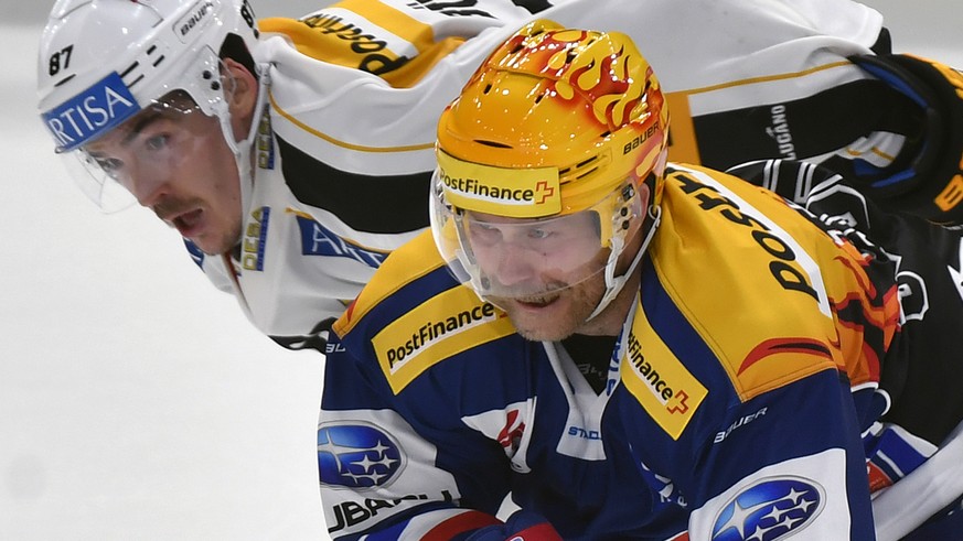 Der Zuercher Patrick Thoresen, rechts, gegen den Tessiner Dario Buergler, links, im dritten Eishockey Playoff-Viertelfinalspiel der National League A zwischen den ZSC Lions und dem HC Lugano, am Donne ...