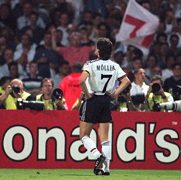 UNITED KINGDOM - JUNE 26: EURO 1996 Halbfinale GER - ENG n.E. 7:6 London; Andreas MOELLER nach verwandeltem Elfmeter (Photo by Bongarts/Getty Images)