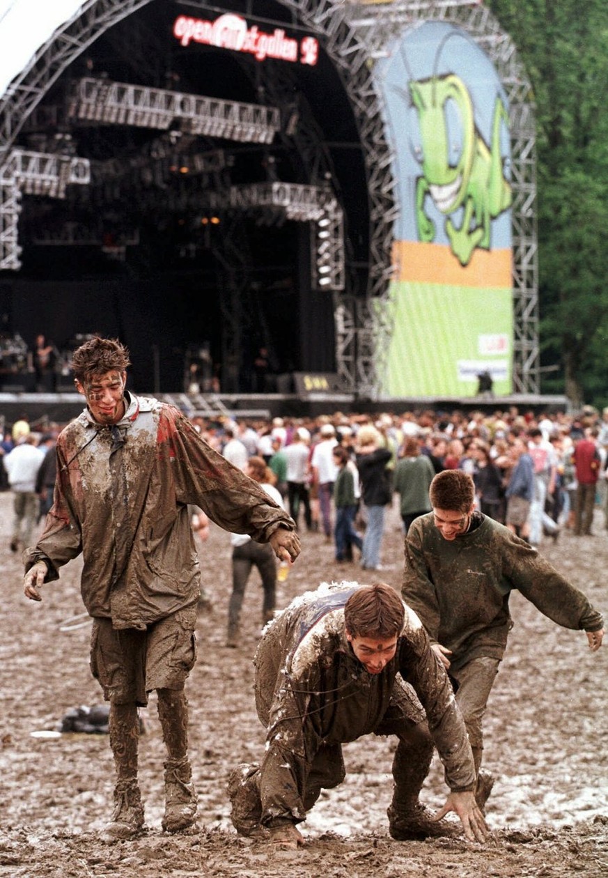 Nach den heftigen Regenfaellen vom Samstag auf den Sonntag, 27. Juni 1999 verwandelte sich das Festivalgelaende des Open Air St. Gallen einmal mehr in ein rutschiges Schlammfeld, ein Vorankommen gesta ...