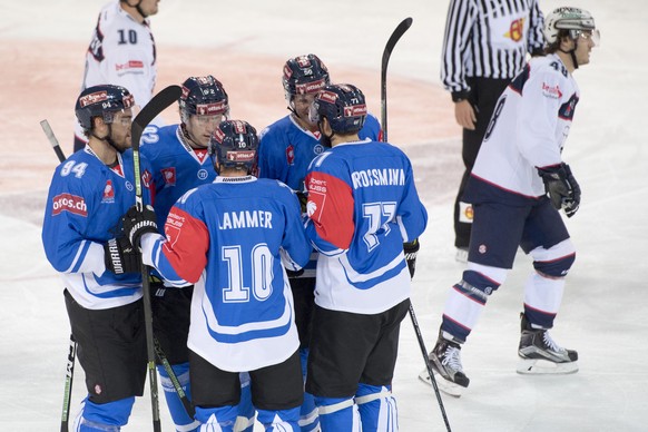 Zug&#039;s players with Dominic Lammer, center, celebrate the 1:0, during the ice hockey Champions League match 1/16 Final between EHC Zug and Eisbaeren Berlin, in Zug, Switzerland, Tuesday, October 1 ...