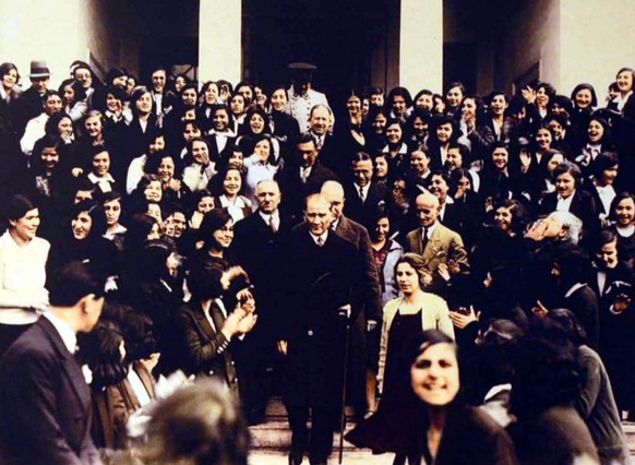 Atatürk bei einem Besuch an der Universität von Istanbul nach der Einführung des gemischtgeschlechtlichen Unterrichts 1933.&nbsp;