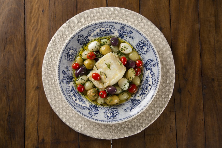 bacalhau bacalao stockfisch salt cod dorsch portugal fisch essen food meer portugiesische küche A typical Portuguese dish with codfish called Bacalhau do Porto in a original portuguese plate seen from ...