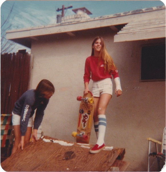 «Meine Mutter am skaten trotz gebrochenem Handgelenk, späte 1970er.»