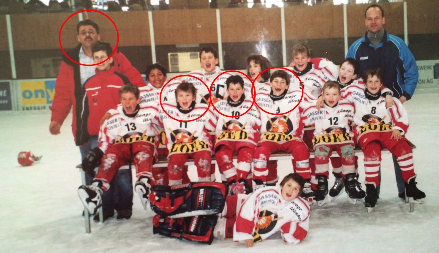 Rot markiert von links nach rechts: Jörg Brantschen, Nico Hischier, Aaron Schnydrig, Yves Brantschen.