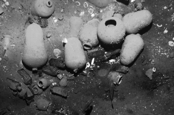 epa05056405 An undated photo made available on 06 December 2015 and released on 05 December 2015 by the Ministry of Culture of Colombia shows pots at the underwater archaeological site of the 18th-cen ...