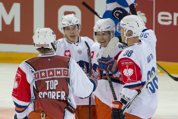 Die Finnen von Tappara feiern das 3:0 beim Eishockey Champions Hockey League Gruppenspiel zwischen dem EV Zug und Tappara Tampere aus Finnland am Samstag, 22. August 2015, in Zug. (KEYSTONE/Urs Flueel ...