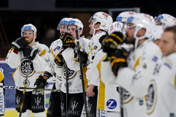 Enttaeuschte Lugano-Spieler nach der 4-1 Niederlage, waehrend dem Eishockey-Meisterschaftsspiel der National League zwischen den ZSC Lions und dem HC Lugano, am Donnerstag, 19. Oktober 2017, im Hallen ...