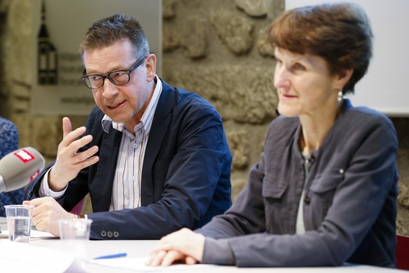 Die Berner Gemeinderätin Franziska Teuscher, rechts, und Matthias Egger, Direktor des Instituts für Sozial- Praeventivmedizin der Universitüt Bern erklären den Medien das Berner Pilotprojekt.