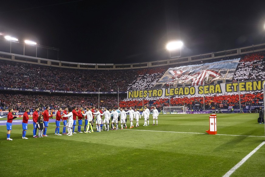 epa05638832 General view of the interior of Vicente Calderon stadium moments before the start of the Spanish Liga&#039;s Primera Division match between Atletico Madrid and Real Madrid in Madrid, centr ...