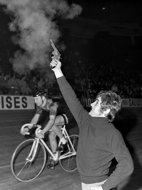 Der Boxer Fritz Chervet feuert den Ehrenstartschuss zum Sechstagerennen im Zuercher Hallenstadion ab, aufgenommen am 27. November 1969. (KEYSTONE/Str)
