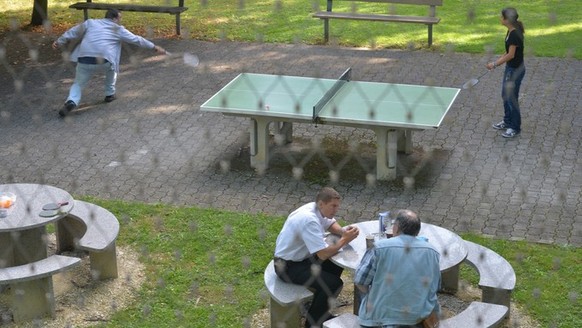 Blick aus der forensischen Station in der Klinik Königsfelden in Windisch Durch dieses Gitter entwich Kris V. Die Polizei fahndet nach wie vor nach ihm.