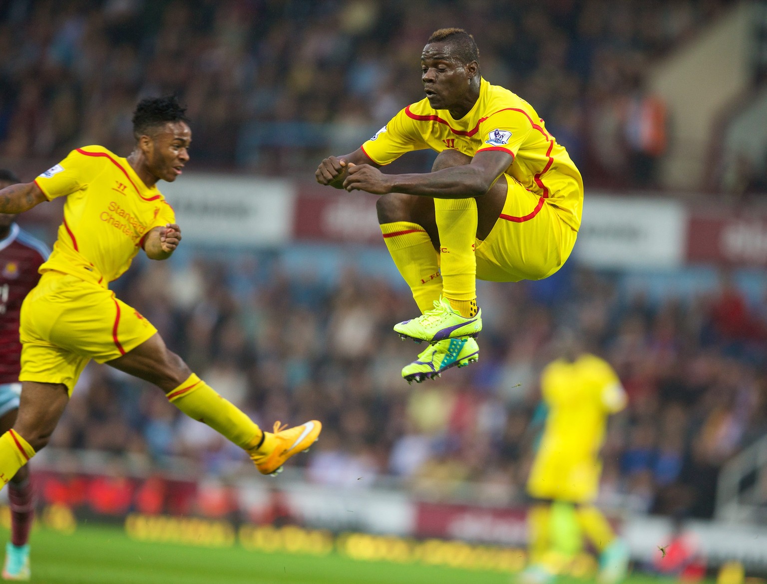 20.09.2014; London; Fussball Premier League - West Ham United - FC Liverpool; Mario Balotelli springt hoch als Raheem Sterling (L. Liverpool) sein erstes Tor schiesst (David Rawcliffe/Expa/freshfocus)