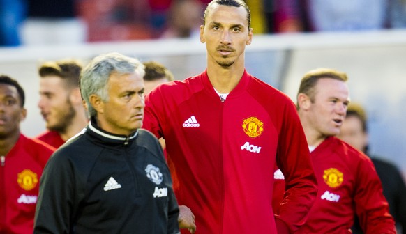 30.07.2016; Goeteborg; Fussball Testspiel - Manchester United - Galatasaray Istanbul; 
Zlatan Ibrahimovic (Manchester) und Trainer Jose Mourinho (Ludvig Thunman/Bildbyran/freshfocus)