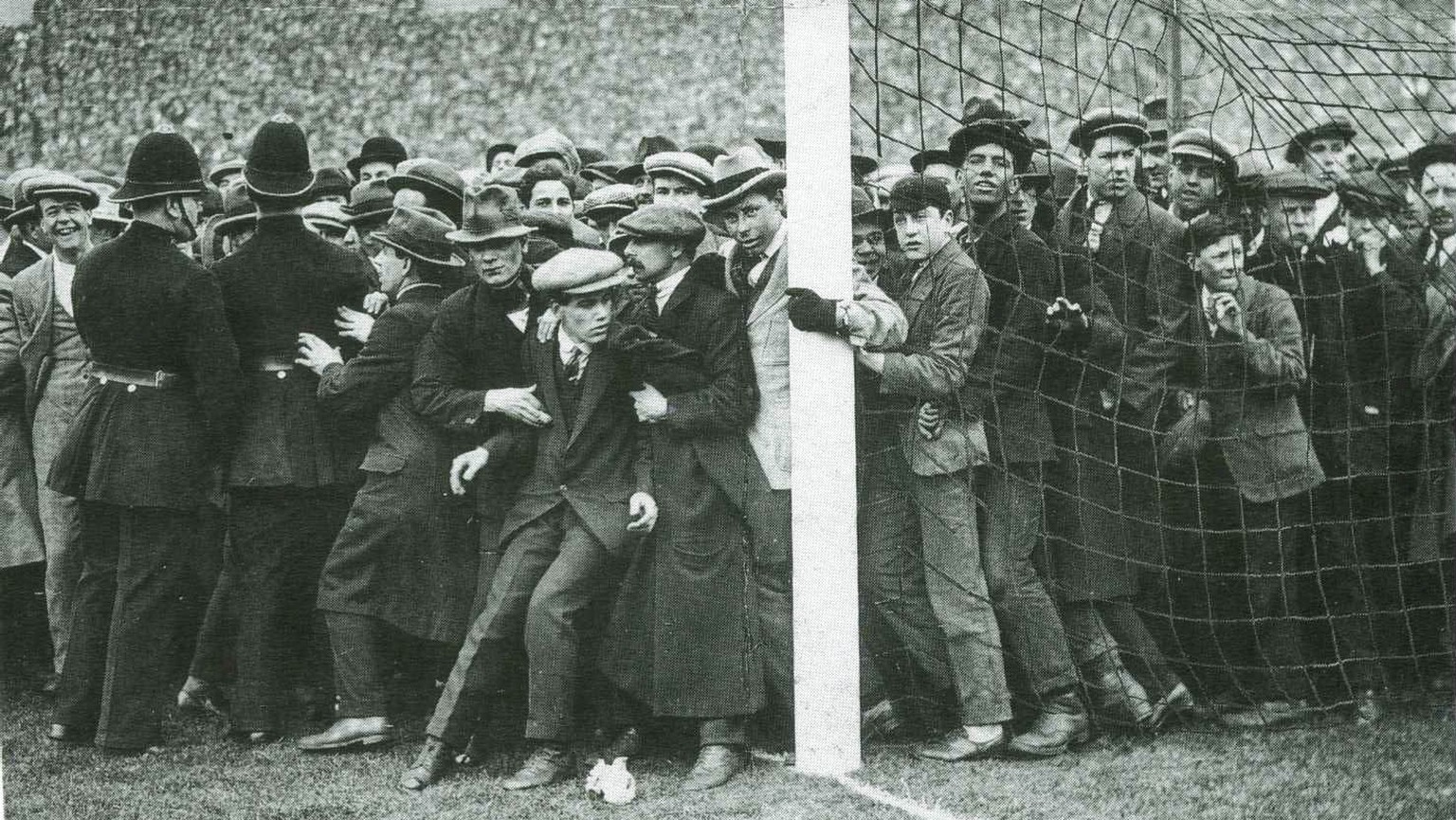 White Horse Final Wembley 1923 Fans am Pfosten