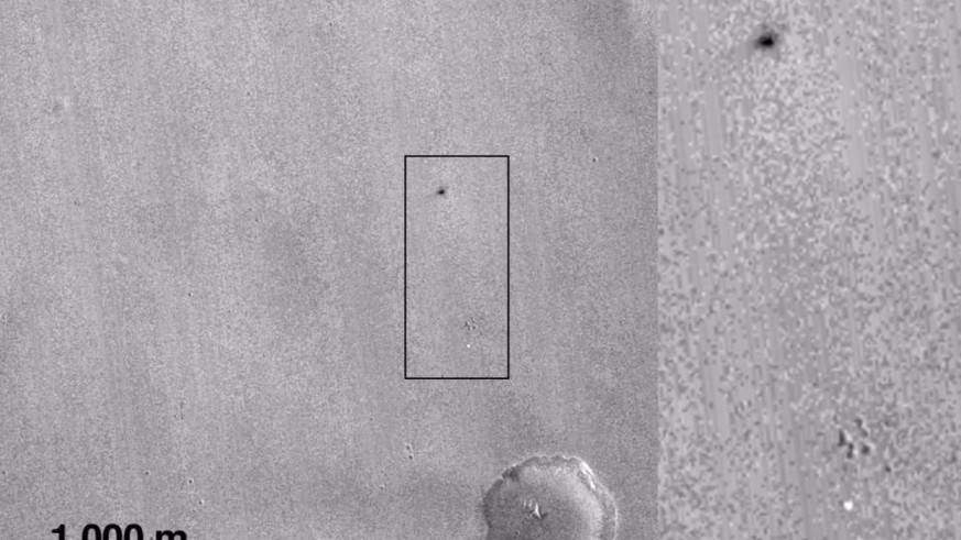 Schwarzer Punkt: die Raum-Sonde&nbsp;«Schiaparelli», weisser Punkt: der Fallschirm.