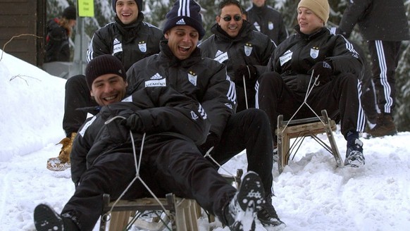 Die Spieler des Grasshoppers-Club Zuerich, GC, angefuehrt von Ricci Cabanas, links, und Richard Nunez, rodeln am Mittwoch, 19. Januar 2005 vom Titlis in Engelberg. (KEYSTONE/Sigi Tischler)