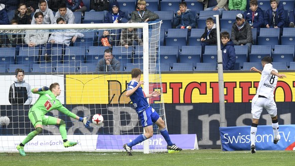 Fussball Super League 2016 / 2017. FC Luzern - FC Lugano in der Swissporarena in Luzern am Sonntag, 2. April 2017. Ofir Mirzachi (rechts, Lugano) erzielt das 0:1 fuer Lugano. Torhueter Jonas Omlin (li ...