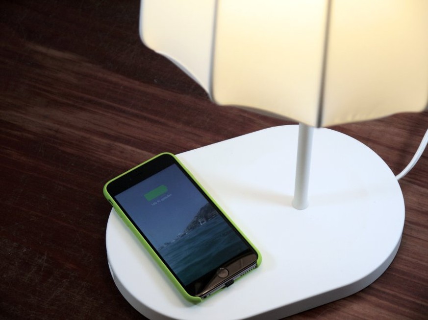 Ikea verkauft jetzt Möbel, die das Handy laden – ganz ohne ...