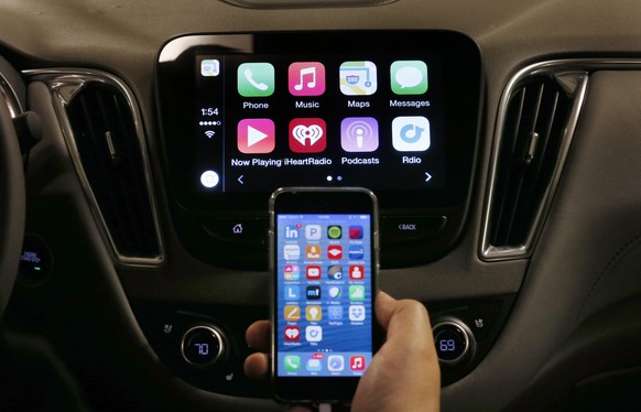 Apple und Google wollen ihre Betriebssysteme ins Auto bringen.